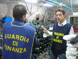 I finanzieri sequestrano la fabbrica 