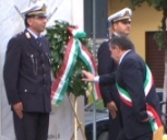 Il sindaco tocca la corona d'alloro