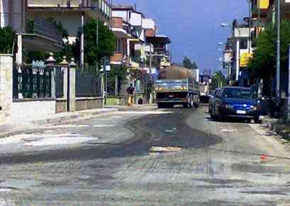 lavori di riasfalto in via Aldo Moro