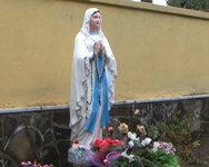 La statua della Madonna di Lourdes in via Piave