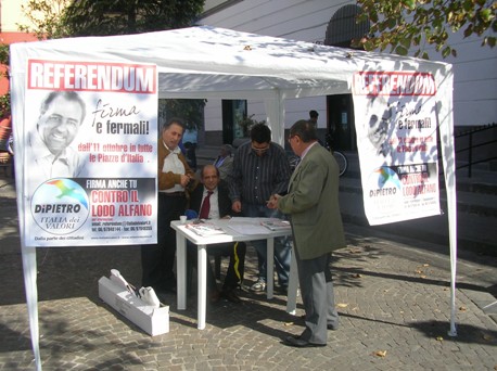 Il gazebo dell'Idv in Piazza Torre