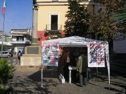 Il gazebo dell'Idv in Piazza Torre