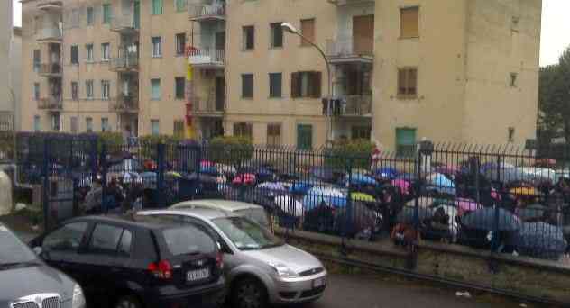 Studenti in protesta fuori il liceo scientifico Cortese