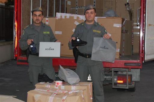 Caserta sequestrate 1500 paia di scarpe Hogan contraffatte Pupia.tv
