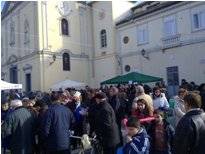 la gente in piazza