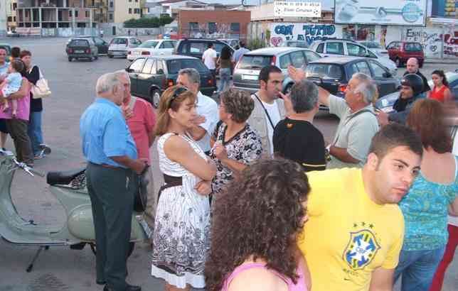 la raccolta firme dinanzi al campo sportivo