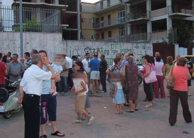 la raccolta firme dinanzi al campo sportivo