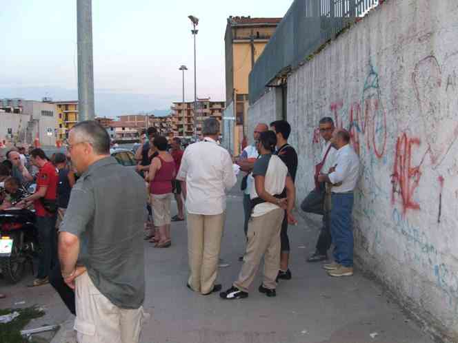 la raccolta firme dinanzi al campo sportivo