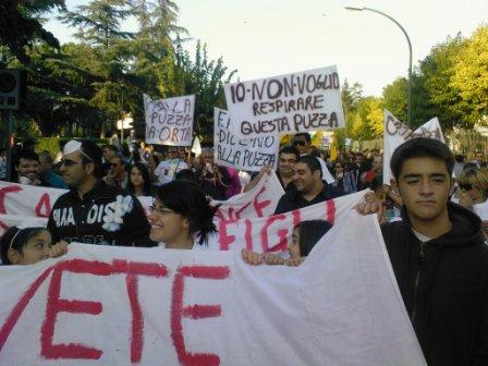 la manifestazione contro la puzza