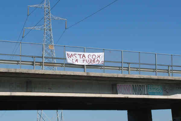 gli striscioni apparsi allo svincolo della Nola-Villa Literno