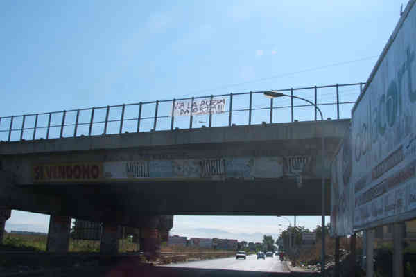 gli striscioni apparsi allo svincolo della Nola-Villa Literno