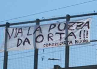 gli striscioni apparsi allo svincolo della Nola-Villa Literno