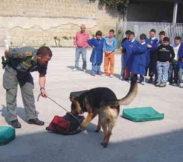 dimostrazione antidroga della Guardia di Finanza