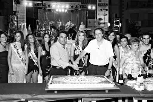 De Lucia taglia la torta col presidente della Pro Loco Nuzzo