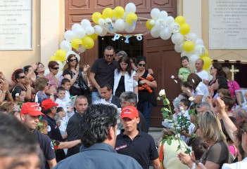 papà Luigi e mamma Katia all'uscita dalla chiesa