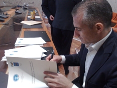 Gabriele Zitiello firma il documento in Prefettura