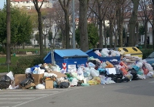 Rifiuti alla rotonda di San Nicola