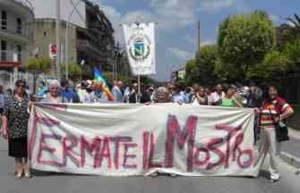 la marcia a San Nicola contro la discarica Mastroianni