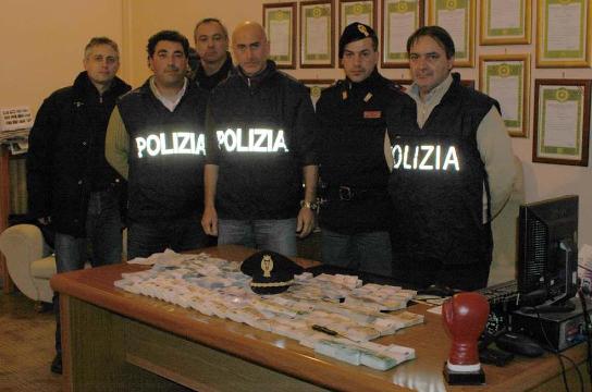 La Polizia con i soldi recuperati della rapina a Santa Maria CV