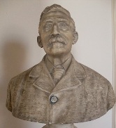 Un busto di Giuseppe Macrì