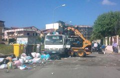 La navetta e la ruspa giunta sul posto per ripulire la strada