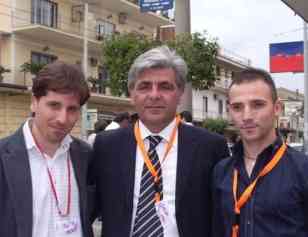 Il sindaco Lusini (al centro) con i volontari dell'AISSt