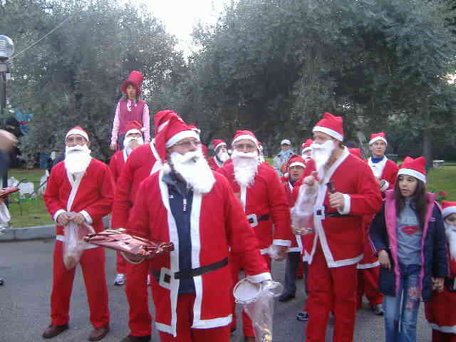 La sfilata dei 40 Babbi Natale