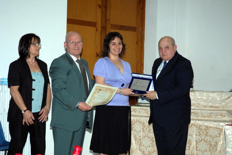 1ª classificata sez. vernacolo. Il prof. Angelo Calabrese consegna il premio alla leccese Maria Francesca Mucciato delegata di Leda Briganti Tommasi 