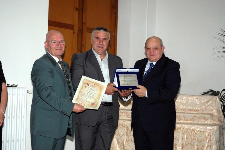 1° classificato sez. lingua. Il prof. Angelo Calabrese e il presidente di Altavoce  prof. Francesco Migliore consegnano il premio a Francesco Rotunno 