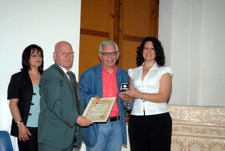 Premio speciale Medaglia d'oro. La dott.ssa Vanna Della Volpe e il presidente di Altavoce prof. Francesco Migliore consegnano il premio a Raffaele Galiero 