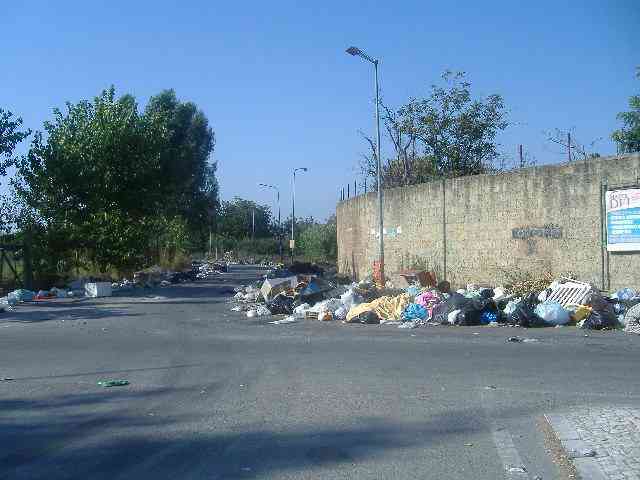 rifiuti in Via Cottolengo