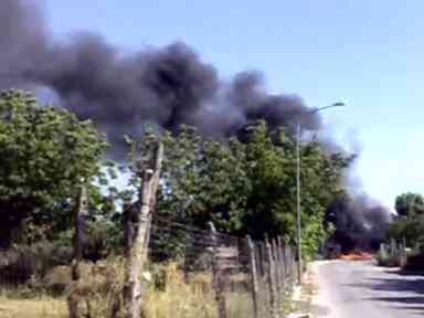 rifiuti bruciano in via Cottolengo
