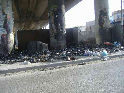 l'immondizia bruciata sotto al ponte della Circumvallazione