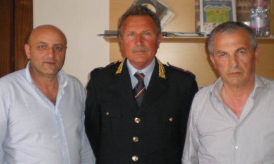 nella foto, da sin. l'assessore Grassia, il comandante Rimauro e il sindaco Griffo