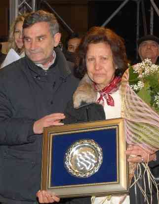 il sindaco Fabozzi consegna onoreficenza ai familiari di Francesco Del Carlo