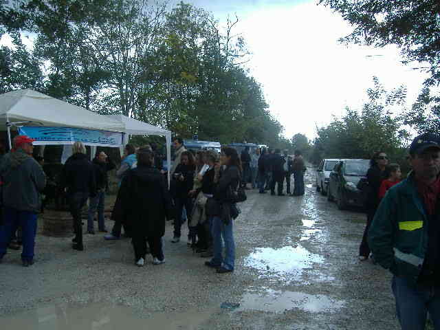 I manifestanti all'esterno del sito di ecoballe di Villa Literno-Giugliano