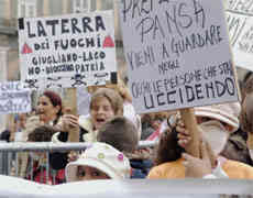 la protesta contro le ecoballe di Villa Literno-Giugliano