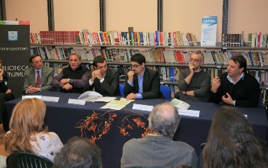 un momento dell'incontro in biblioteca