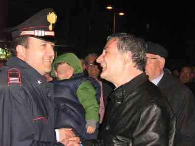 Il maresciallo dei carabinierisi complimenta con Fabozzi