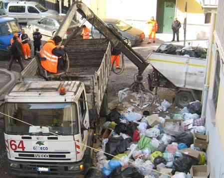 gli operatori GeoEco impegnati nella raccolta a Villa Literno