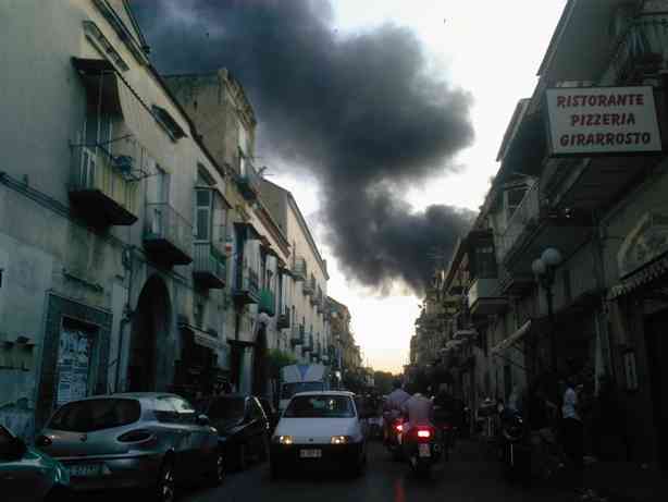 incendio rotonda Casavatore-Secondigliano