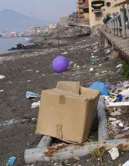 il degrado nella villa comunale di Castellammare