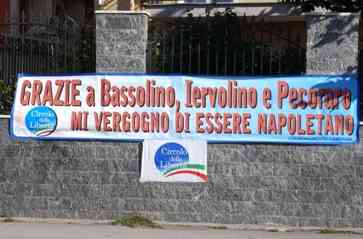 lo striscione contro Bassolino, Iervolino e Pecoraro Scanio