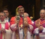 Il cardinale Sepe con l'ampolla di San Gennaro