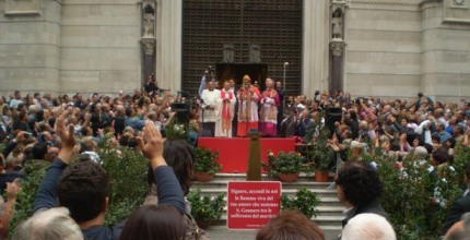 la folla acclama il miracolo