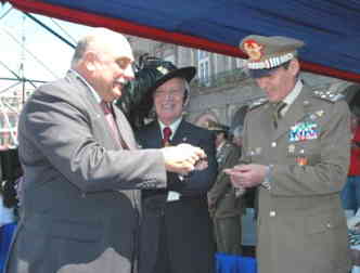 Mister Cornicello consegna cornicello al generale Cecchi