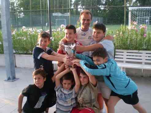 Mister Pacilio con i suoi baby calciatori