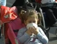 Una bimba con la mascherina durante la manifestazione di domenica a Terzigno