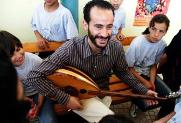 Ramzi Aburedwan con i bambini