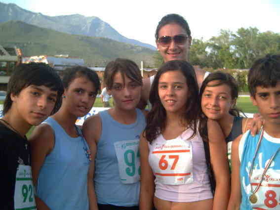 Yelena Isinbayeva con gli atleti di San Marcellino